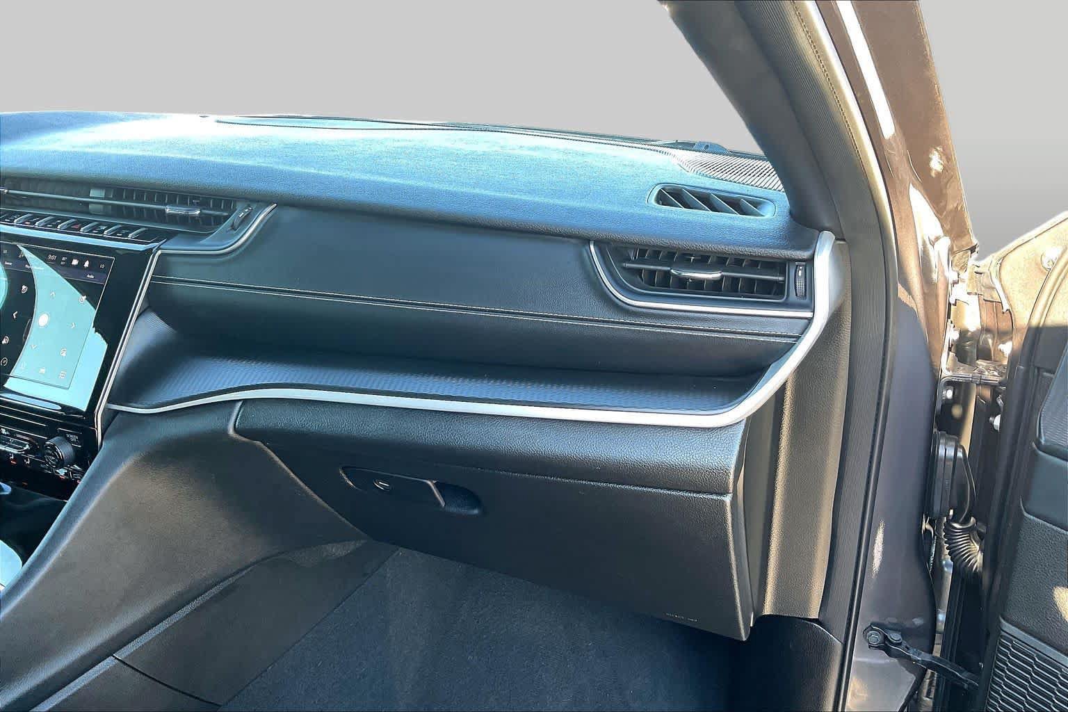 Used 2024 Jeep Grand Cherokee L Laredo RWD image 19