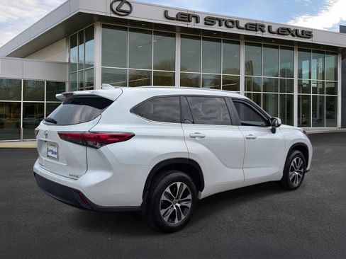 Used 2023 Toyota Highlander XLE AWD/4WD image 3