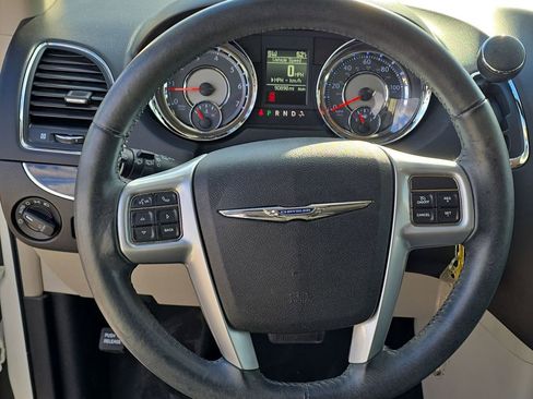 Used 2013 Chrysler Town & Country Touring image 42