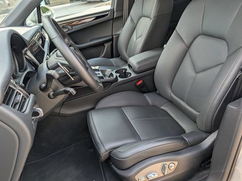 Certified 2026 Porsche Macan AWD/4WD image 5