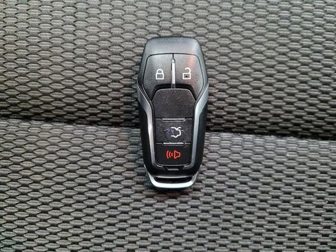 Used 2018 Ford Explorer XLT image 32