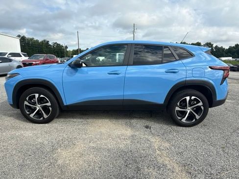 Used 2024 Chevrolet Trax RS FWD image 2