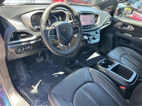 Used 2025 Chrysler Pacifica Select FWD image 16