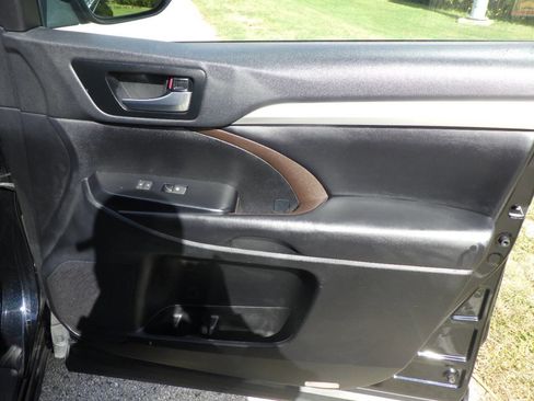 Used 2019 Toyota Highlander XLE image 16