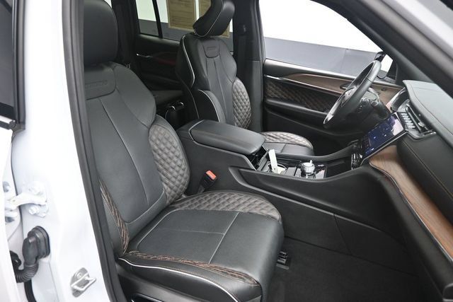 Used 2025 Jeep Grand Cherokee Summit AWD/4WD image 29