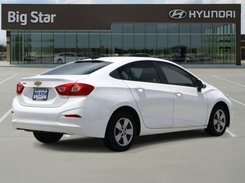 Used 2018 Chevrolet Cruze LS FWD image 4