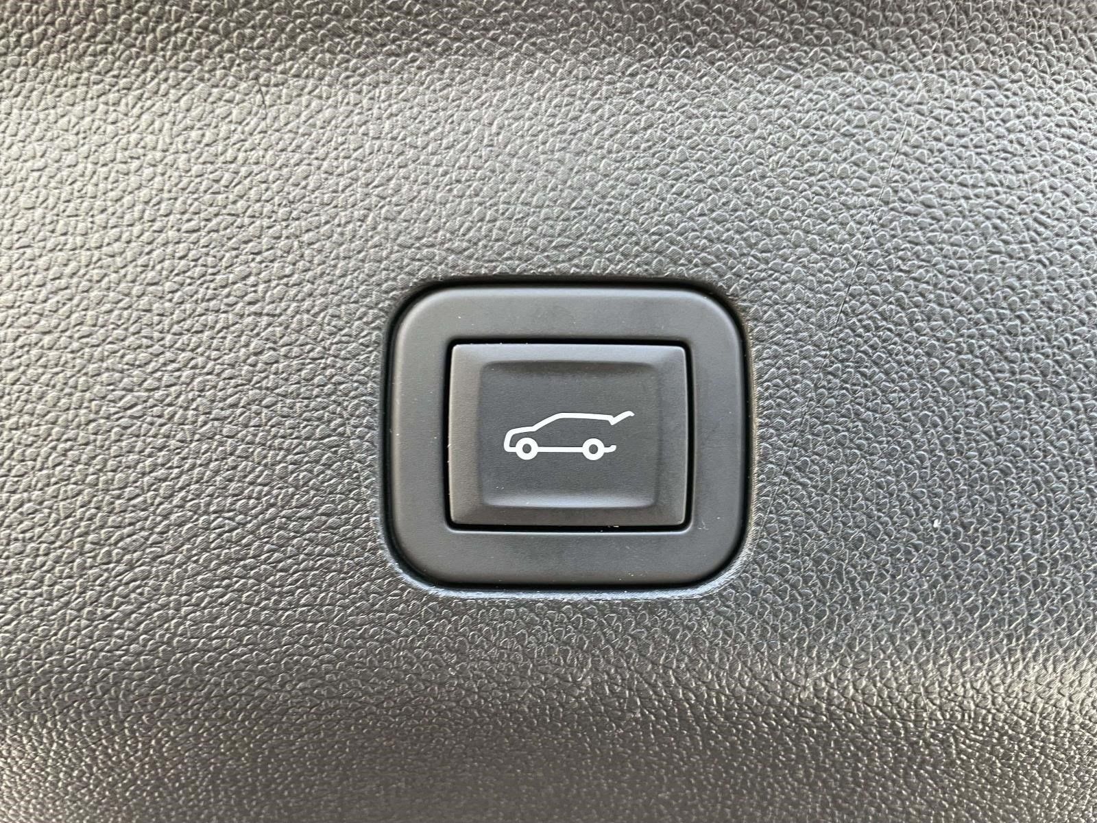 Used 2024 Cadillac Escalade Premium Luxury w/ LPO, Floor Liner Package AWD/4WD image 9