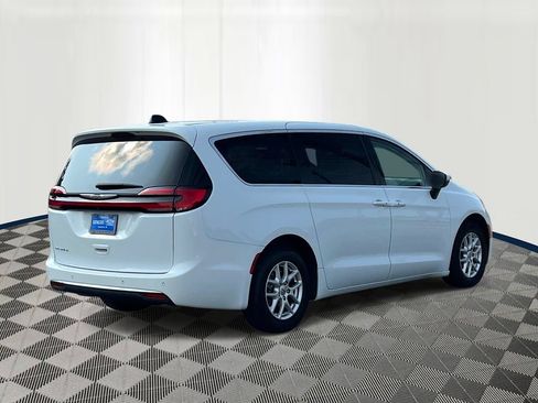 Used 2023 Chrysler Pacifica Touring-L FWD image 5
