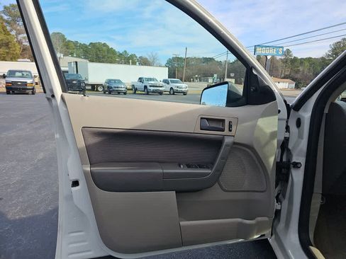 Used 2011 Ford Focus SE image 11