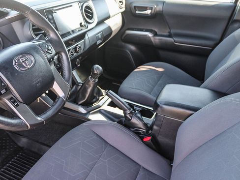 Used 2017 Toyota Tacoma TRD Sport image 18