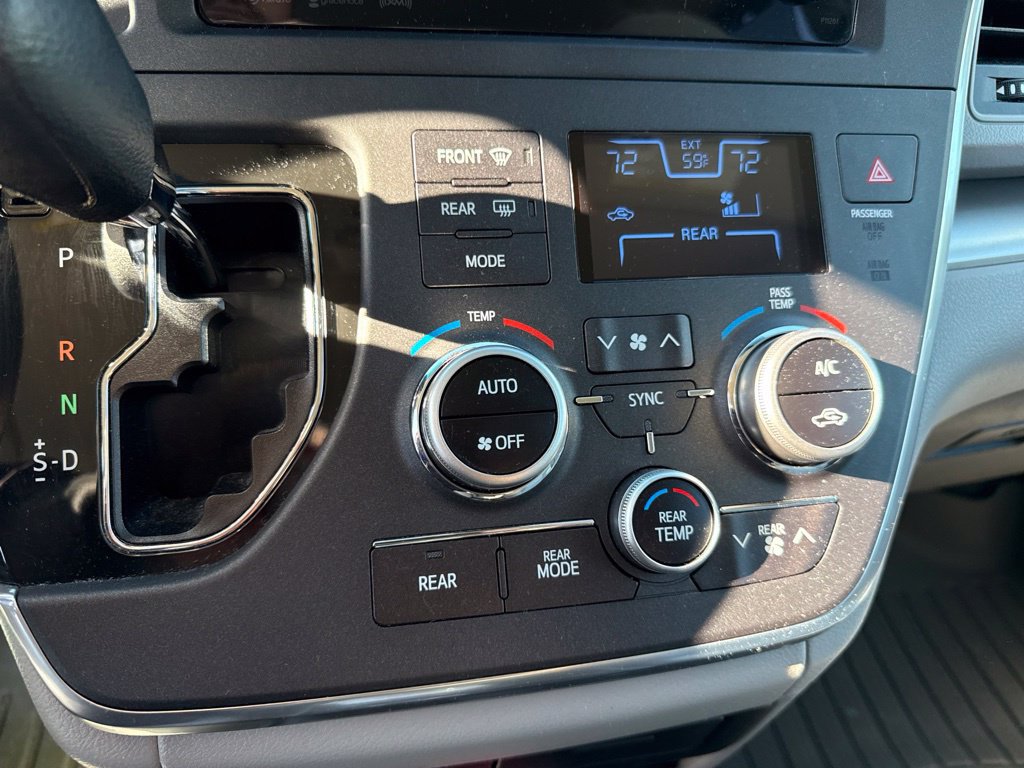 Used 2017 Toyota Sienna LE FWD image 17