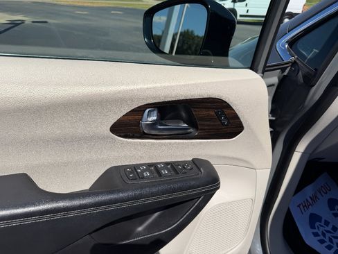 Used 2023 Chrysler Pacifica Limited FWD image 42