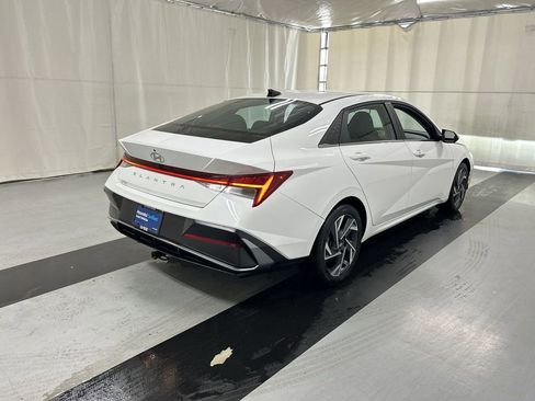 Used 2024 Hyundai Elantra SEL w/ Convenience Package FWD image 2