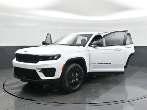 New 2025 Jeep Grand Cherokee Altitude AWD/4WD image 40