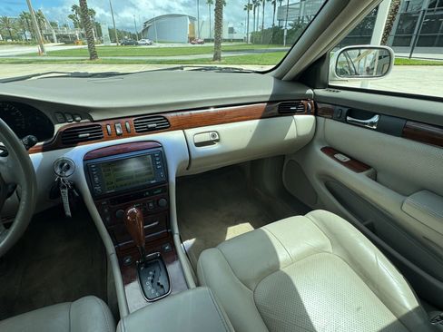 Used 2003 Cadillac Seville STS w/ Preferred Equipment Group FWD image 16