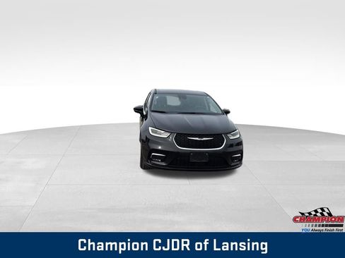 Used 2024 Chrysler Pacifica Touring-L image 8