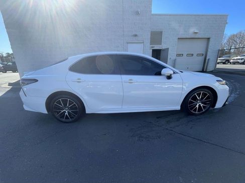 Used 2024 Toyota Camry SE image 11