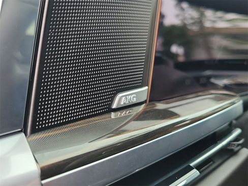 Used 2025 Cadillac Escalade ESV Premium Luxury image 24