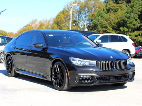 Used 2018 BMW 740i image 9