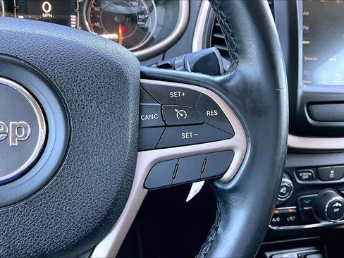 Used 2016 Jeep Cherokee Latitude FWD image 24