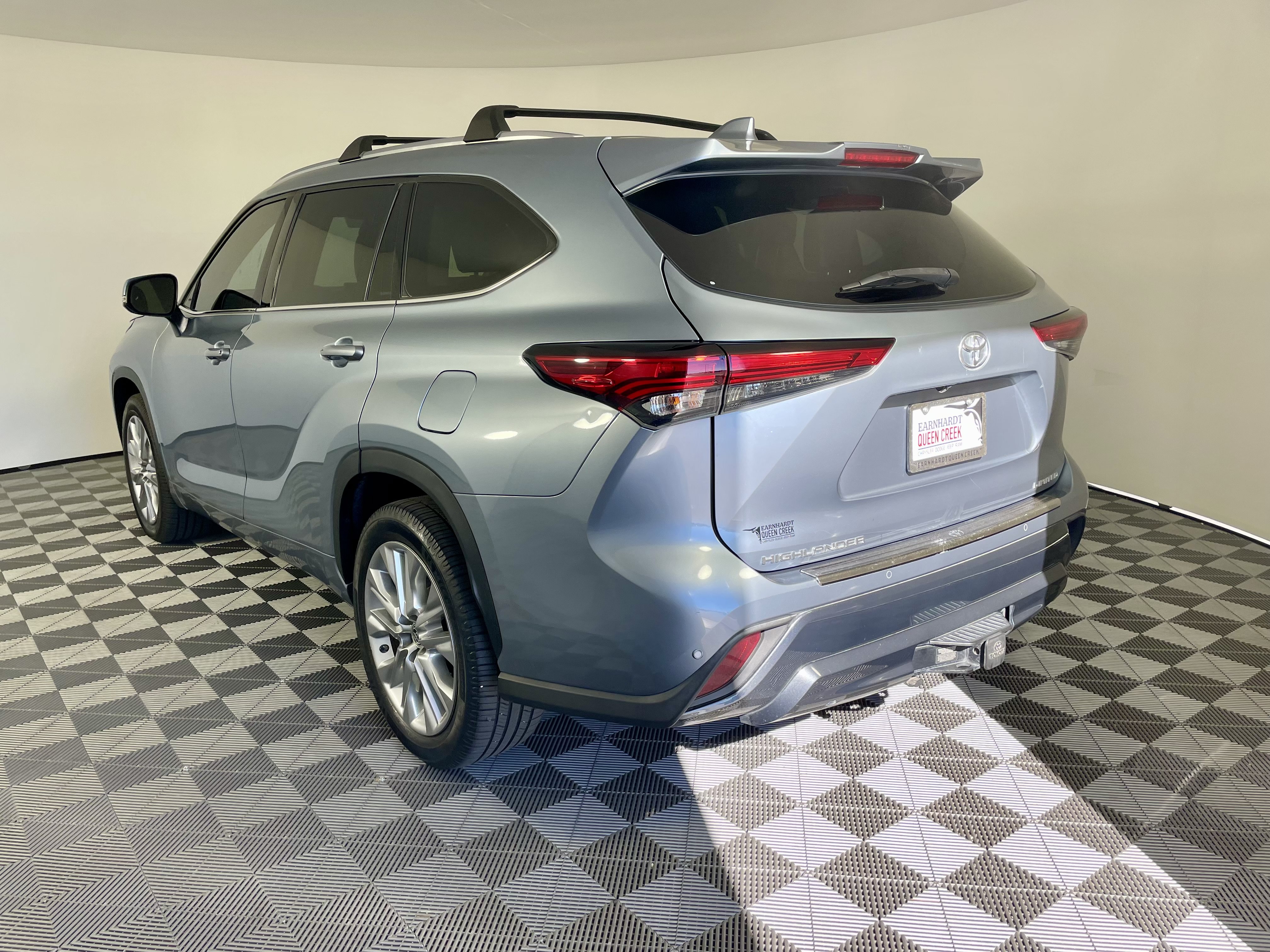 Used 2022 Toyota Highlander Limited FWD image 2