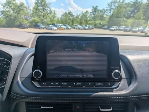 Used 2023 Nissan Rogue SV image 24