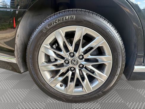 Used 2018 Lexus LS 500 w/ Interior Upgrade Package RWD image 30