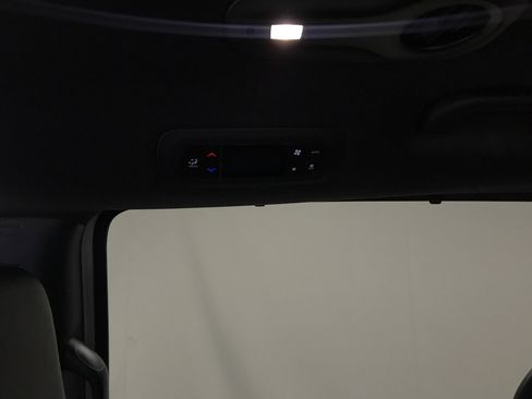 Used 2025 Chrysler Pacifica Select image 19