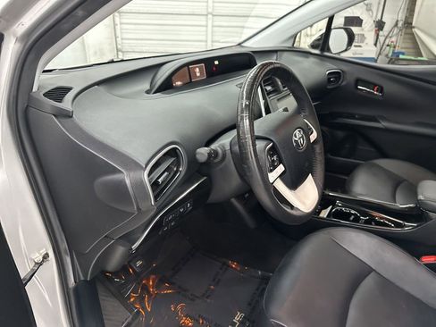 Used 2017 Toyota Prius Four w/ Advanced Technology Package FWD image 9
