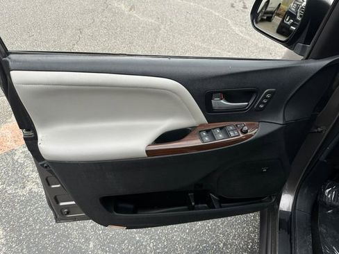 Used 2015 Toyota Sienna Limited Premium image 12