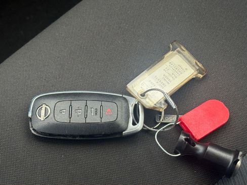 Used 2025 Nissan Versa SV FWD image 18