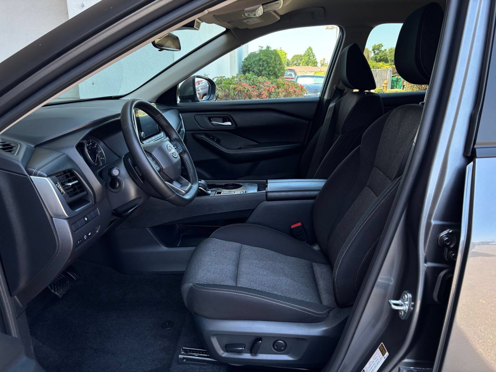 Used 2025 Nissan Rogue SV FWD image 28