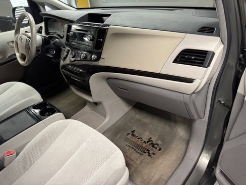 Used 2012 Toyota Sienna LE image 12