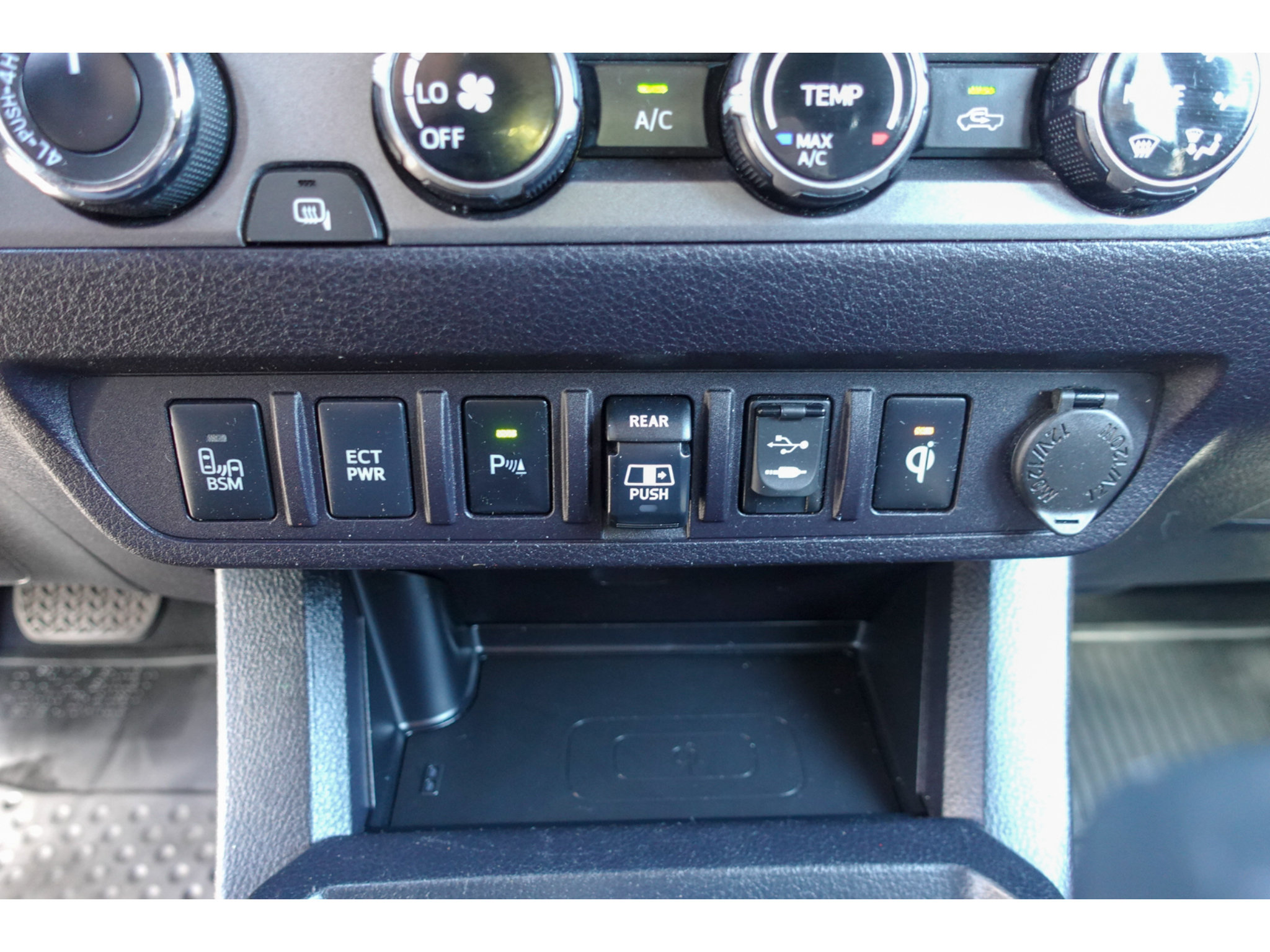 Used 2018 Toyota Tacoma TRD Off-Road w/ Technology Package AWD/4WD image 19