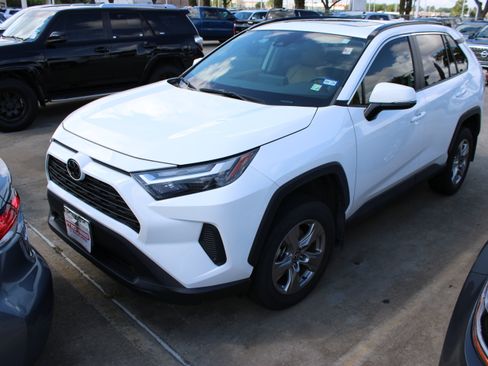 Used 2022 Toyota RAV4 XLE w/ Convenience Package FWD image 4