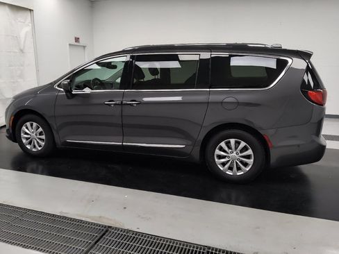 Used 2018 Chrysler Pacifica Touring-L Plus w/ Advanced Safetytec Group FWD image 3