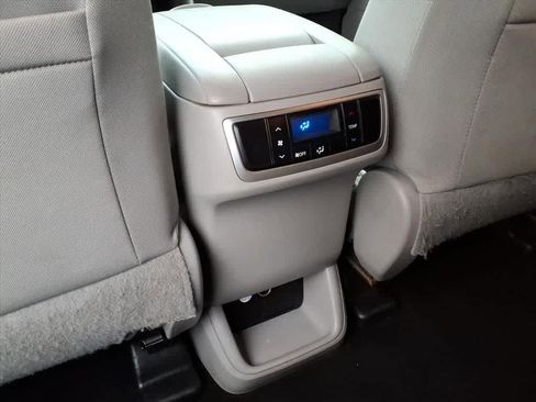 Used 2015 Toyota Highlander LE image 12