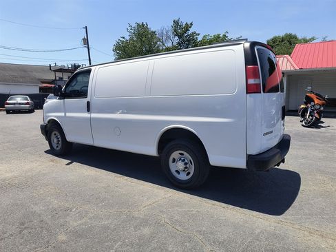Used 2017 Chevrolet Express 2500 RWD image 3