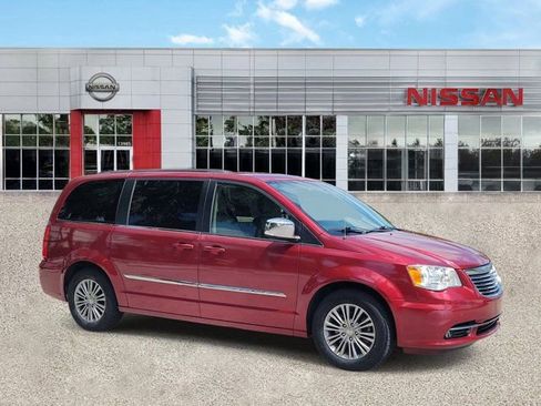 Used 2014 Chrysler Town & Country Touring-L image 2