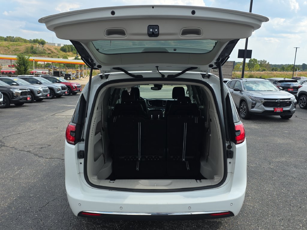 Used 2023 Chrysler Pacifica Touring-L FWD image 30