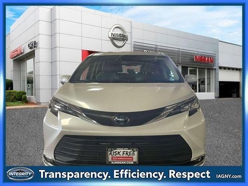 Used 2023 Toyota Sienna XLE FWD image 2