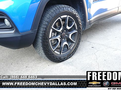 Used 2025 Jeep Compass Trailhawk AWD/4WD image 10