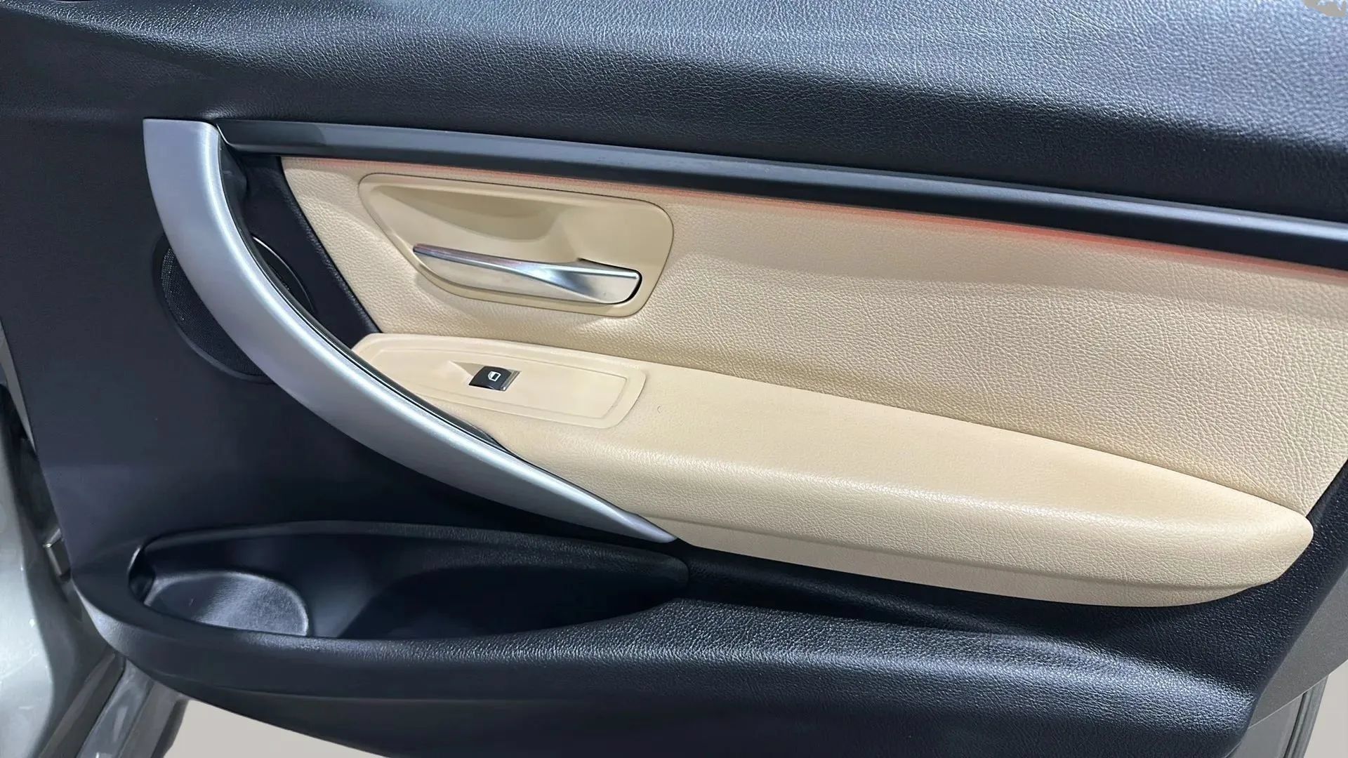 Used 2018 BMW 320i xDrive Sedan w/ Premium Package AWD/4WD image 17