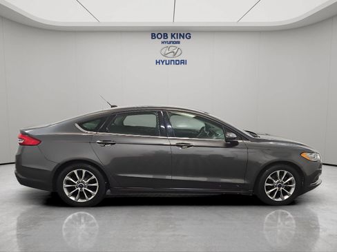 Used 2017 Ford Fusion SE w/ Fusion SE Technology Package FWD image 6