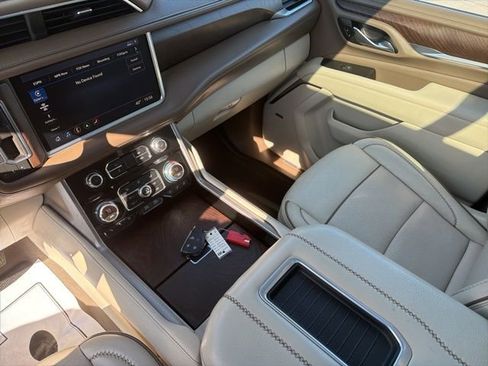 Used 2021 GMC Yukon XL Denali w/ Denali Premium Package AWD/4WD image 31