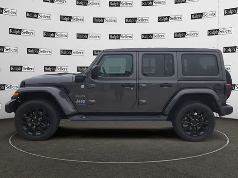 Used 2021 Jeep Wrangler Unlimited Sahara w/ Cold Weather Group AWD/4WD image 3