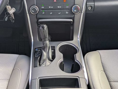 Used 2016 Toyota Camry SE FWD image 18
