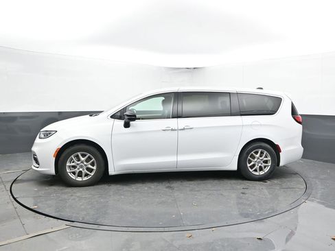 Used 2024 Chrysler Pacifica Touring-L image 7
