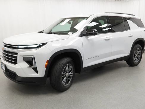 Used 2024 Chevrolet Traverse LT w/ Trailering Package FWD image 4