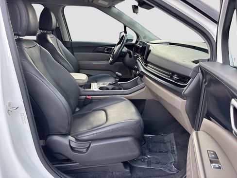 Used 2025 Kia Carnival FWD image 33